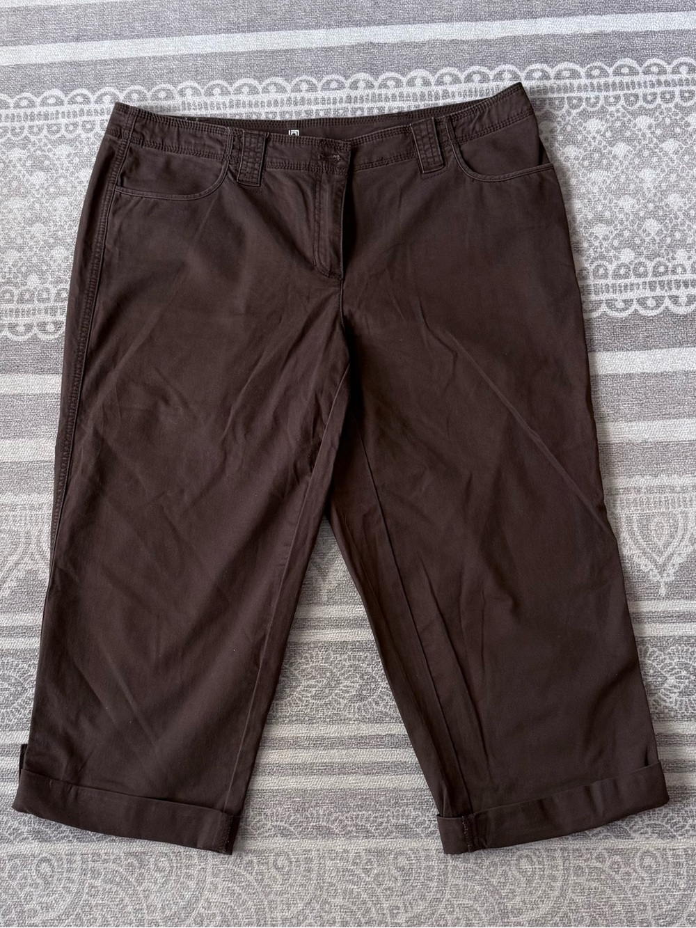 Liz Claiborne Capris Brown. Size - 16